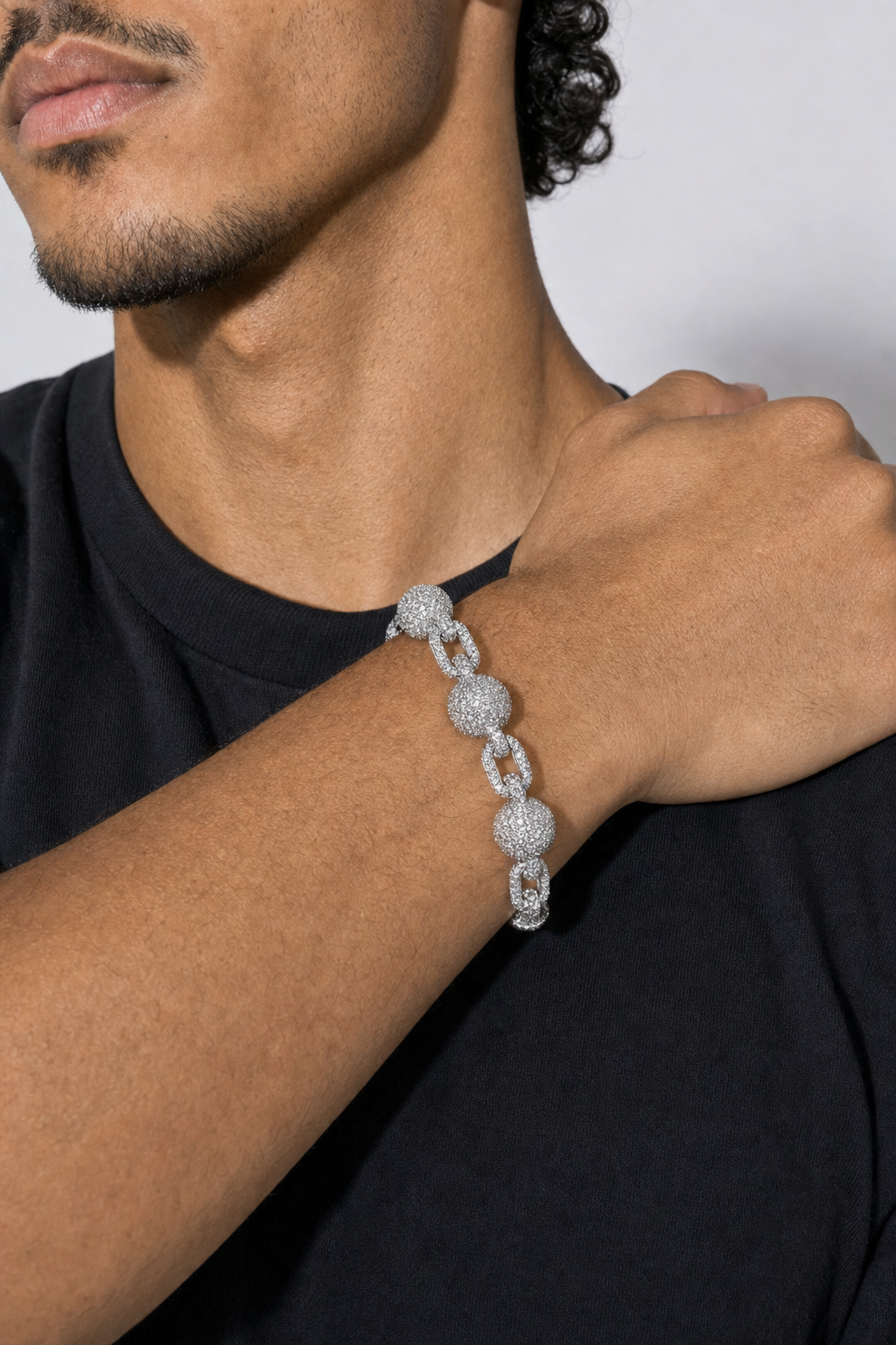 Bracelet Central cee — porté sur fond gris