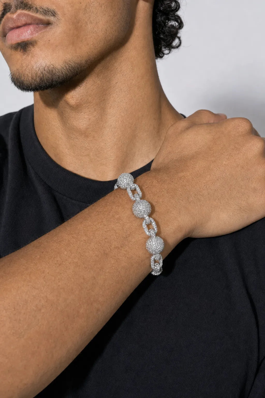 Bracelet Central cee — porté sur fond gris