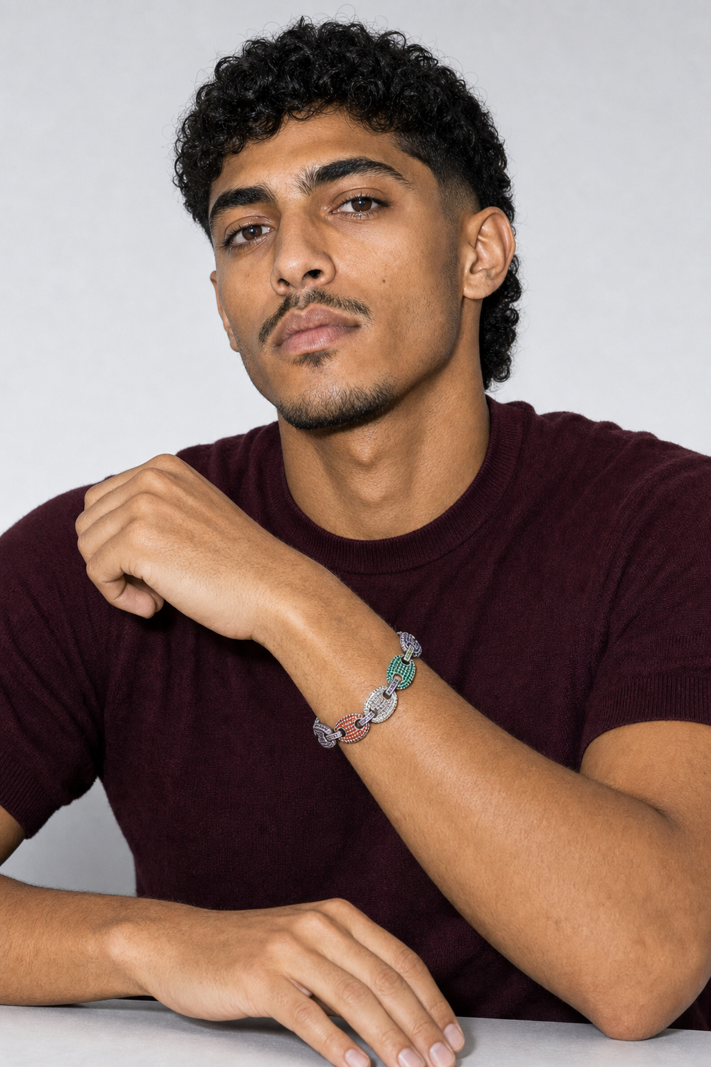 Bracelet Drake — porté sur fond gris