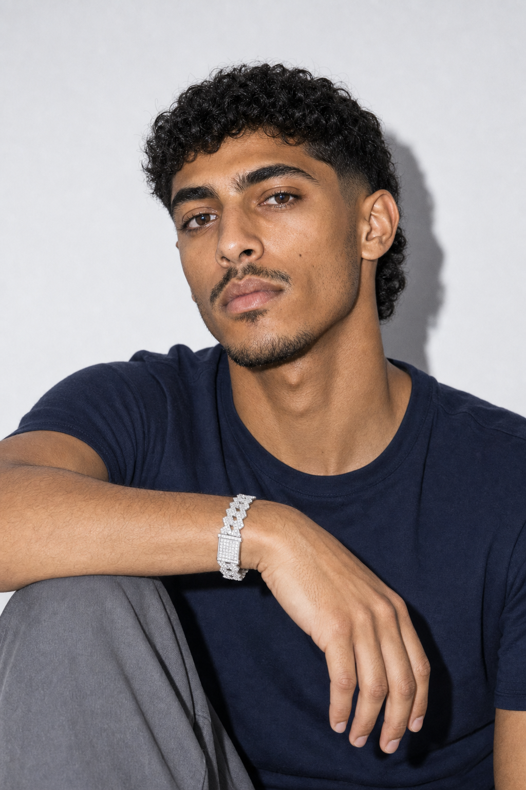 Bracelet drip — porté sur fond gris