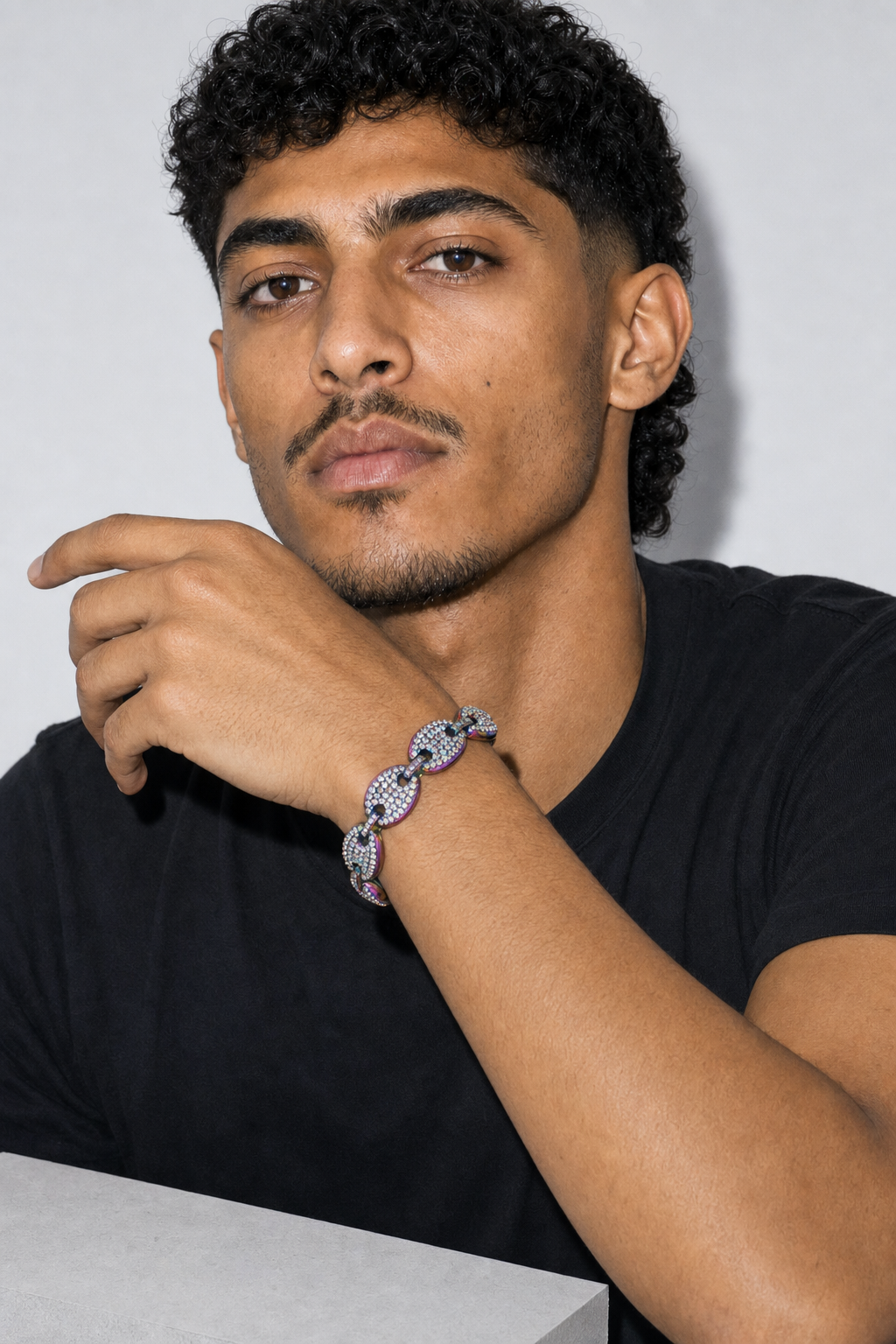 Bracelet graine de café diamant — porté sur fond gris