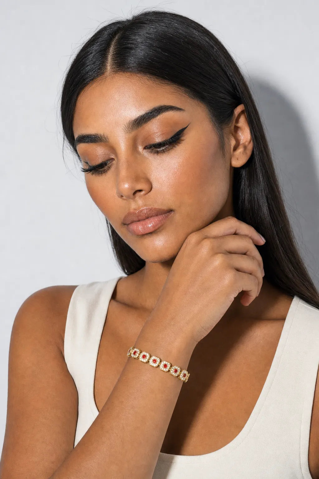 Bracelet iced out — porté sur fond gris