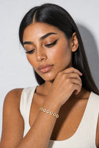 Bracelet iced out — porté sur fond gris