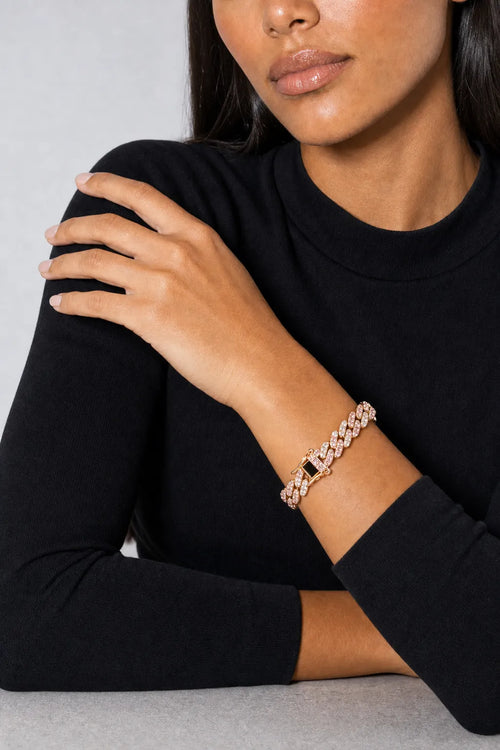Bracelet streetwear — porté sur fond gris