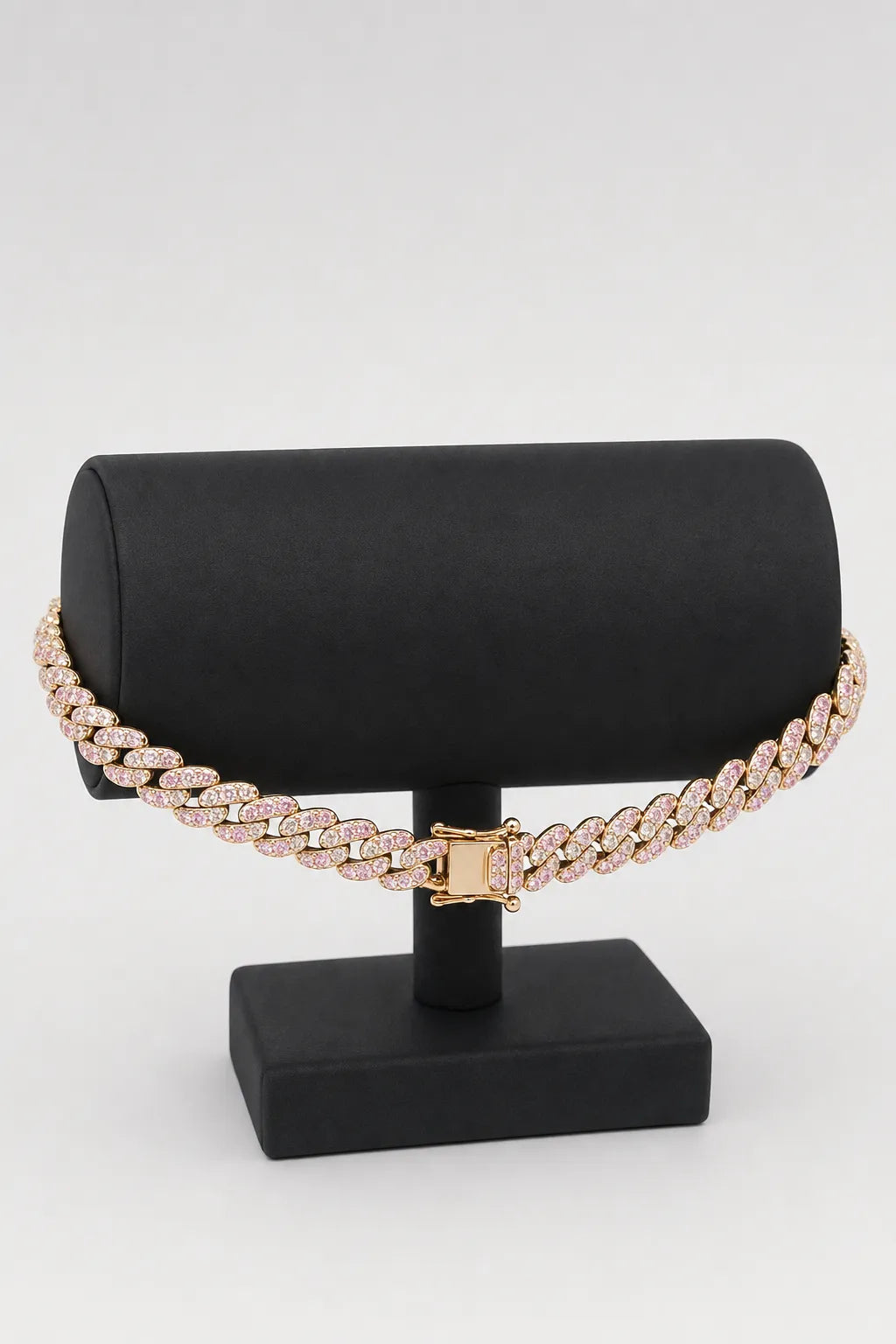 Bracelet streetwear — sur présentoir noir mat