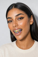 Cardi B grillz — porté sur fond gris