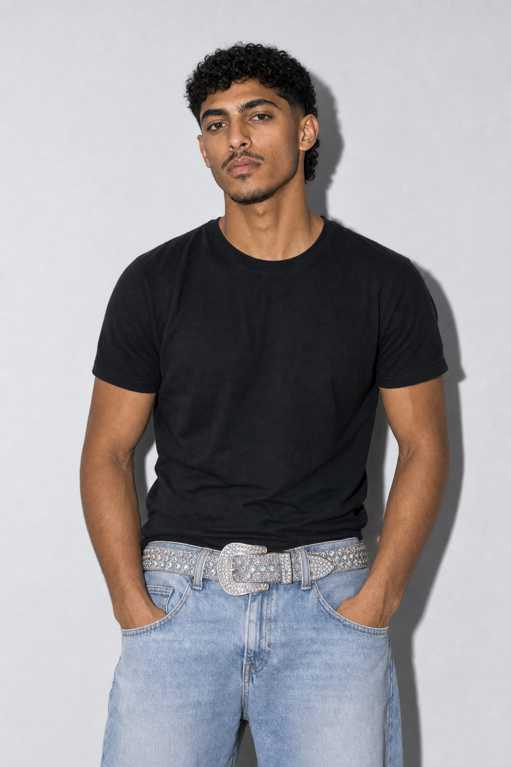 Ceinture Drip — porté sur fond gris