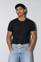 Ceinture Drip — porté sur fond gris