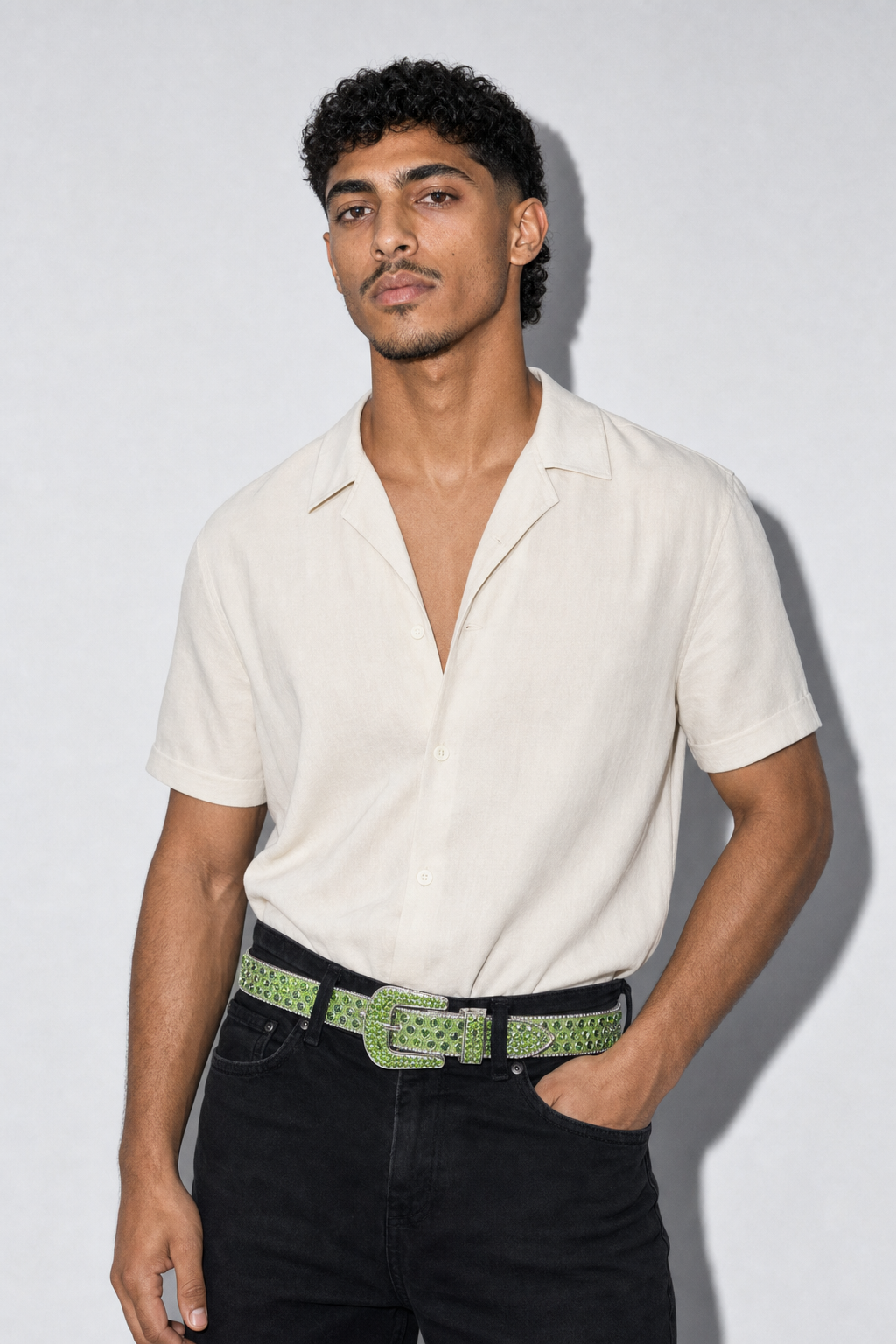 Ceinture grunge — porté sur fond gris