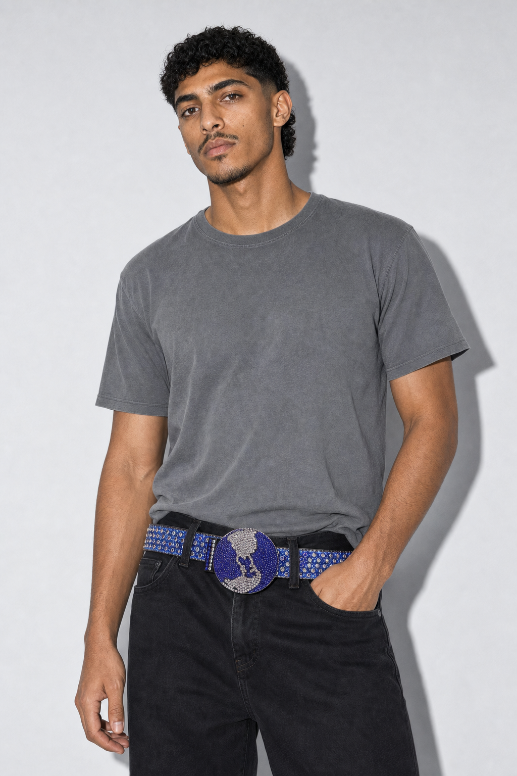 Ceinture Hip Hop — porté sur fond gris
