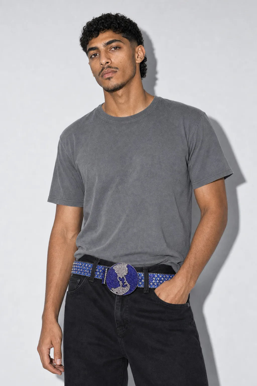 Ceinture Hip Hop — porté sur fond gris