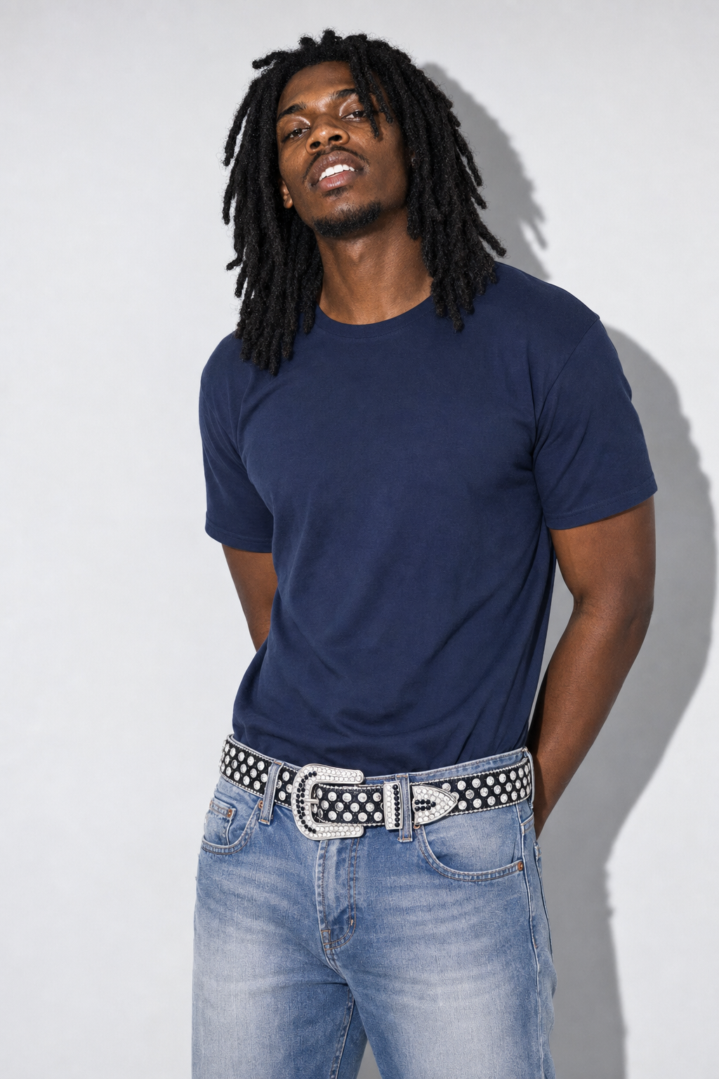 Ceinture rappeur us — porté sur fond gris