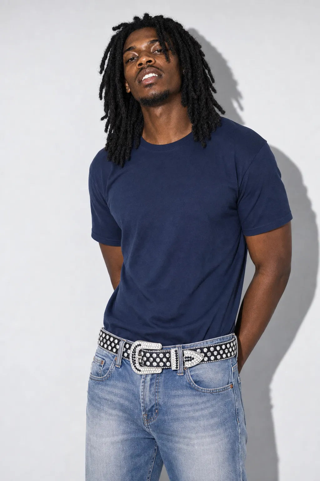 Ceinture rappeur us — porté sur fond gris