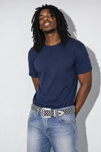 Ceinture rappeur us — porté sur fond gris
