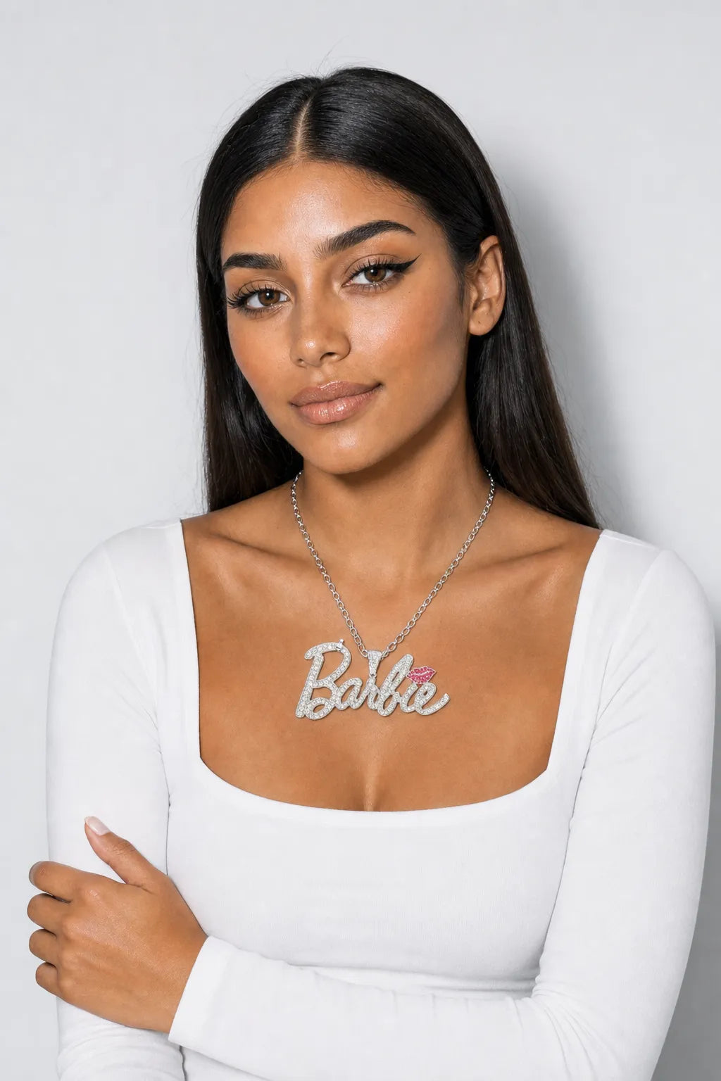 Chaine Barbie Iced out — porté sur fond gris