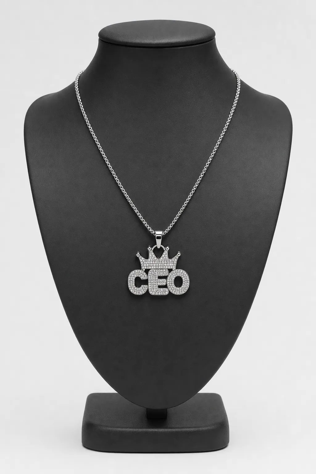 Chaine CEO — sur présentoir noir mat