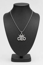 Chaine CEO — sur présentoir noir mat