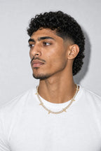 Chaine en diamant homme hip hop — porté sur fond gris