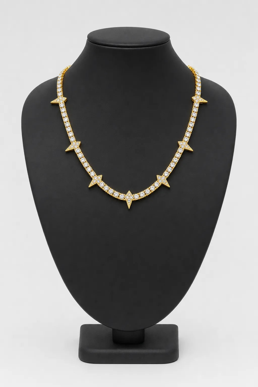 Chaine en diamant homme hip hop — sur présentoir noir mat