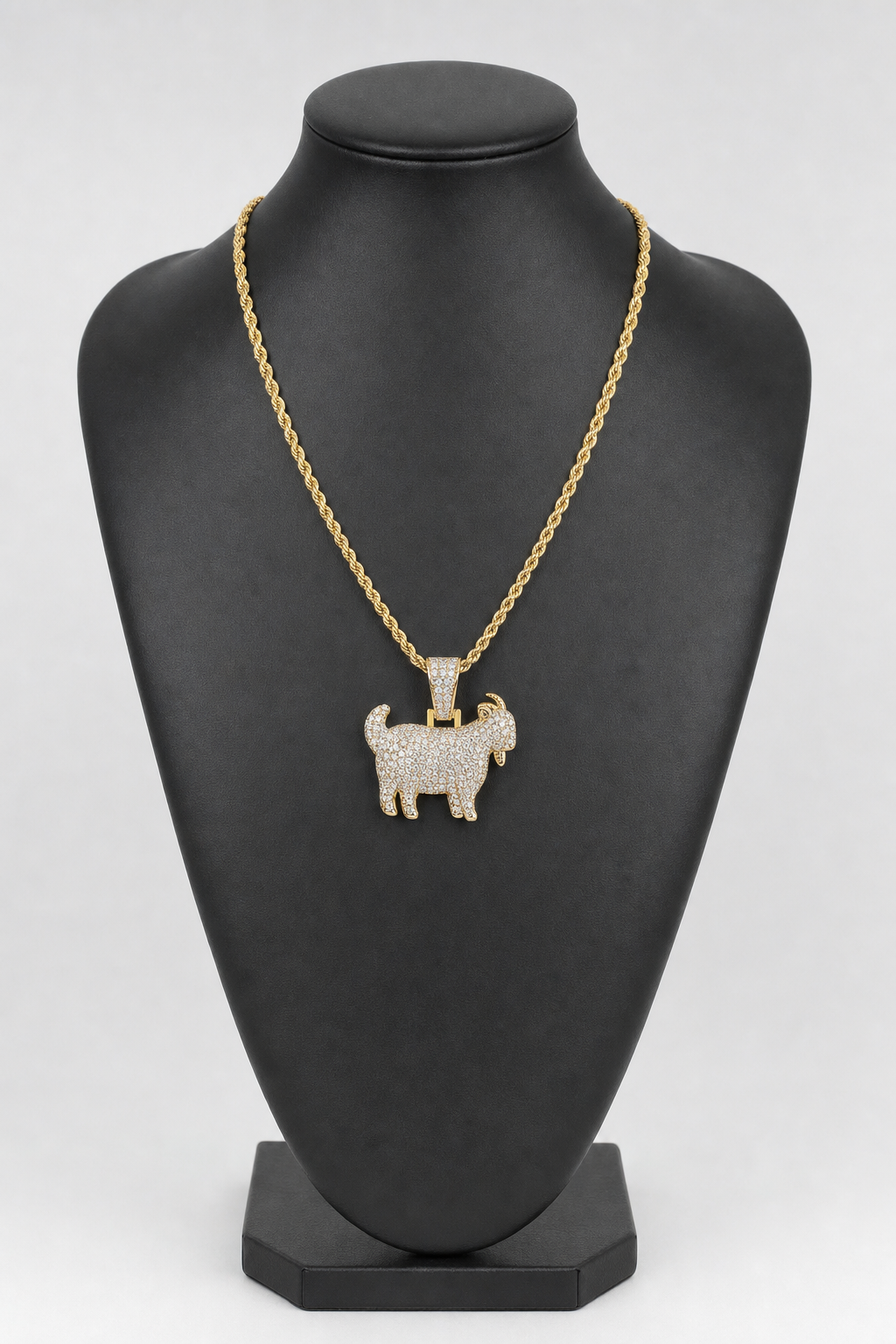 Chaine goat — sur présentoir noir mat