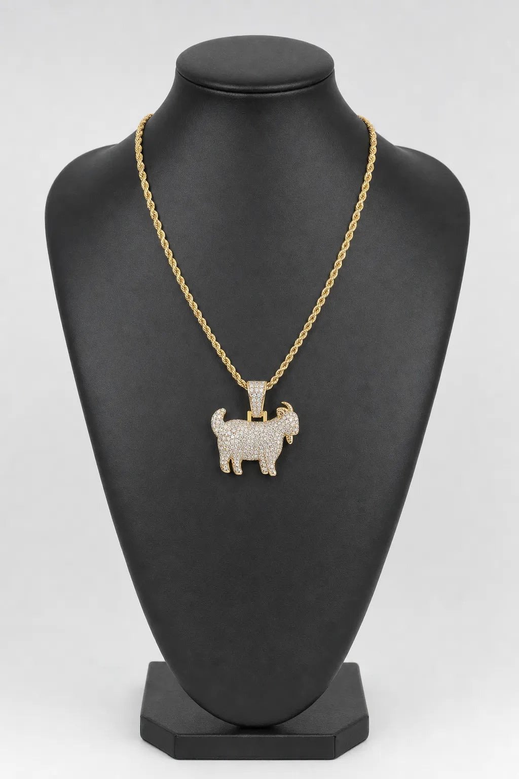 Chaine goat — sur présentoir noir mat