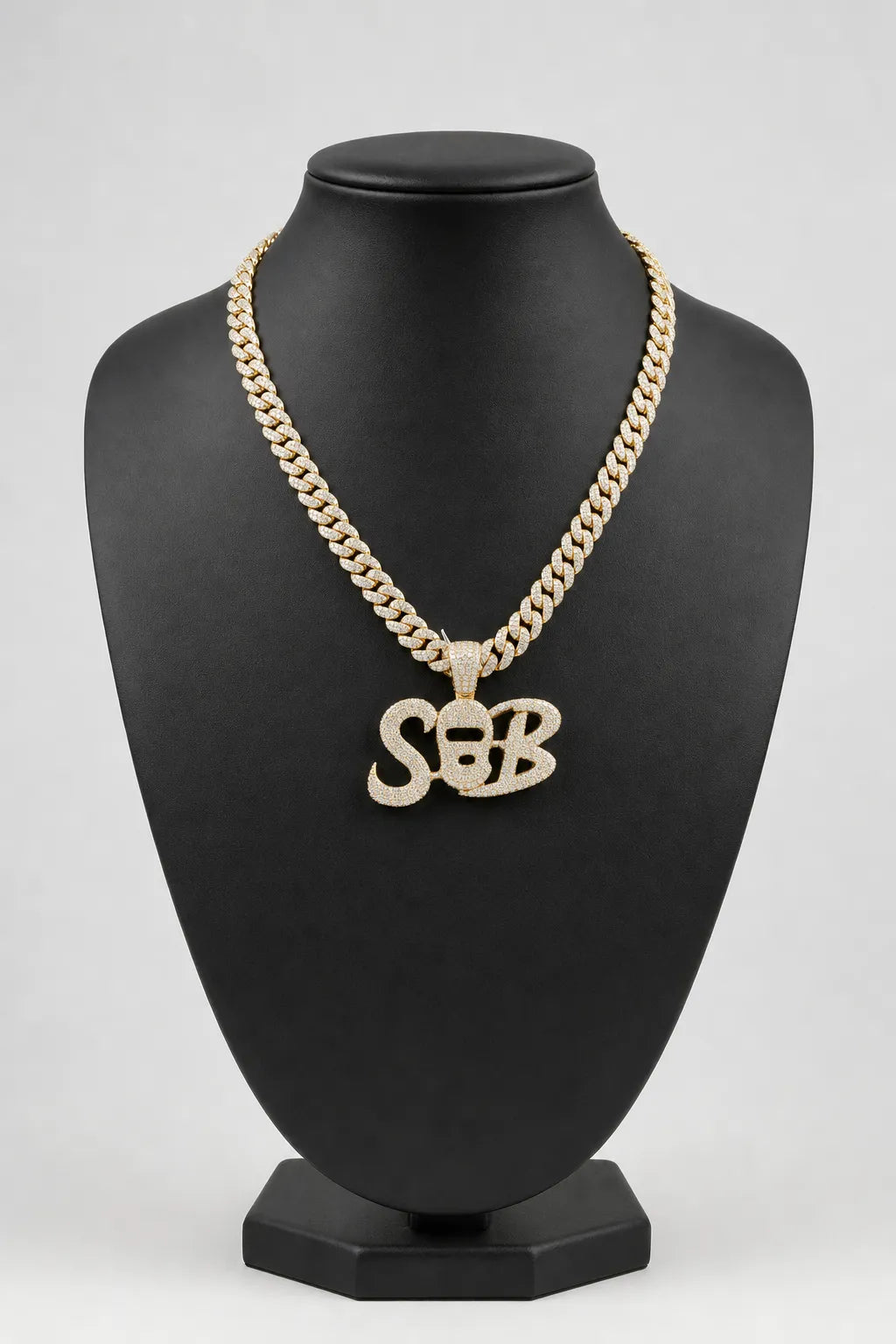 Chaine iced out — sur présentoir noir mat