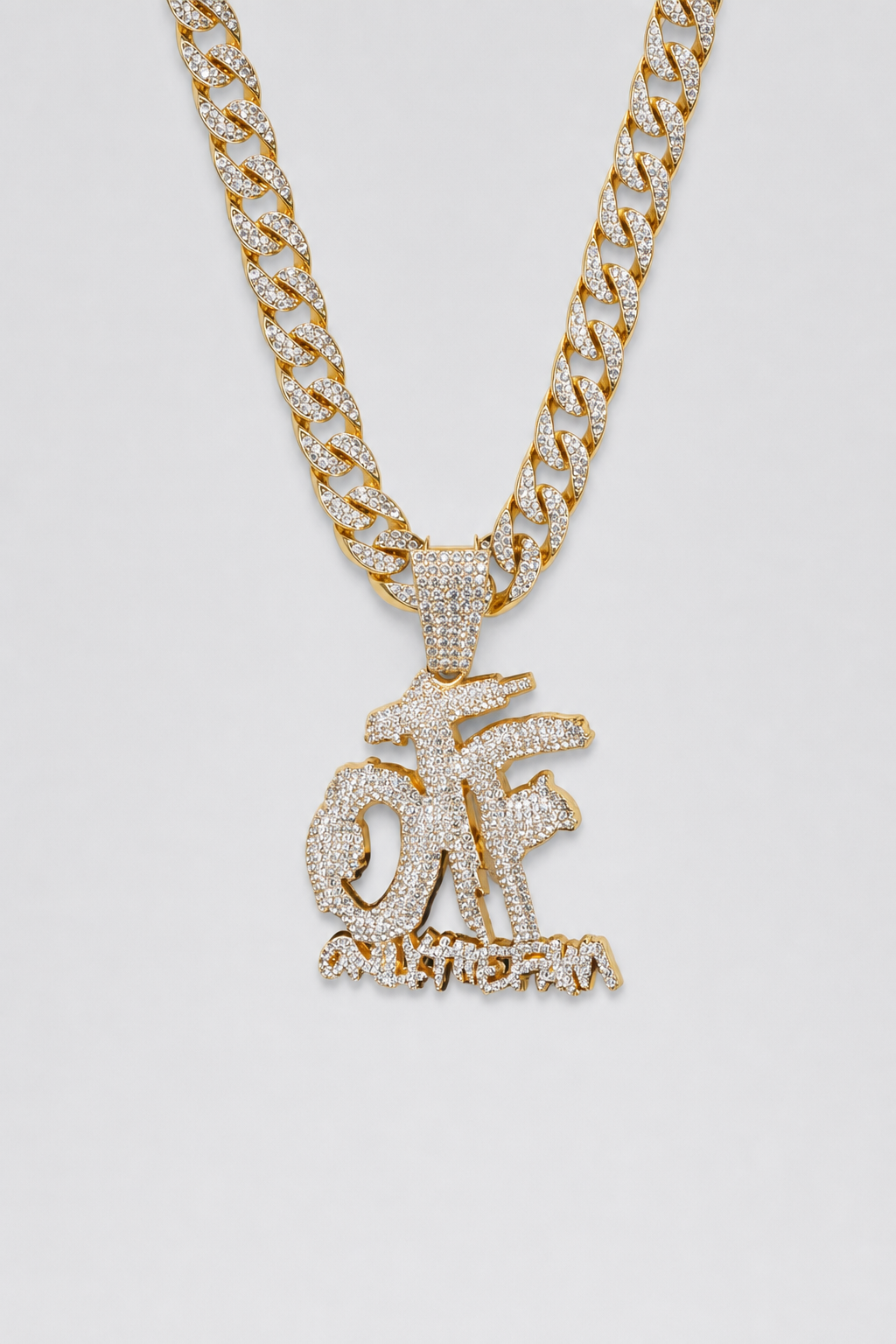 Chaine OTF — sur fond gris — couleur dorée