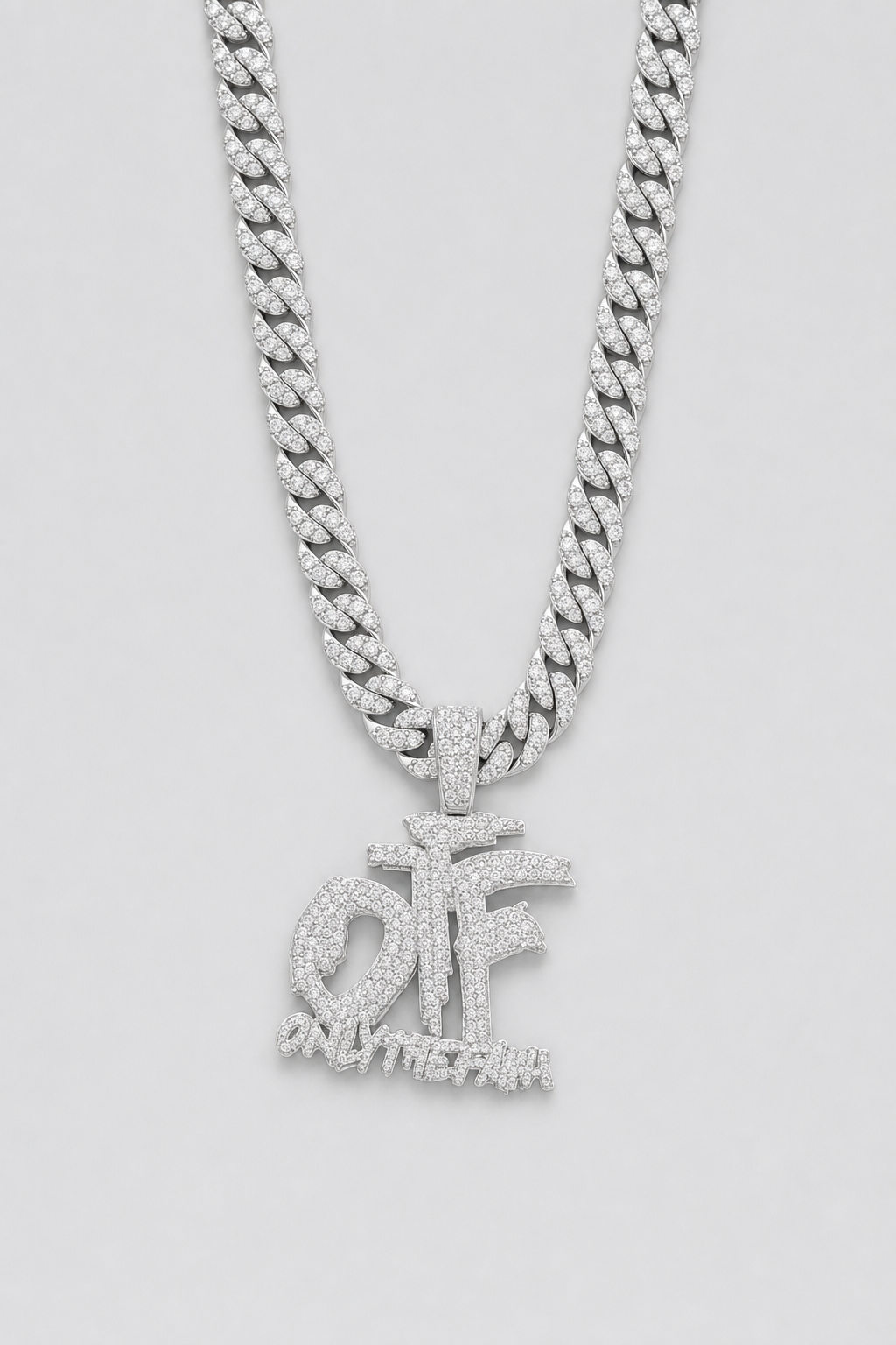 Chaine OTF — sur fond gris — couleur argentée