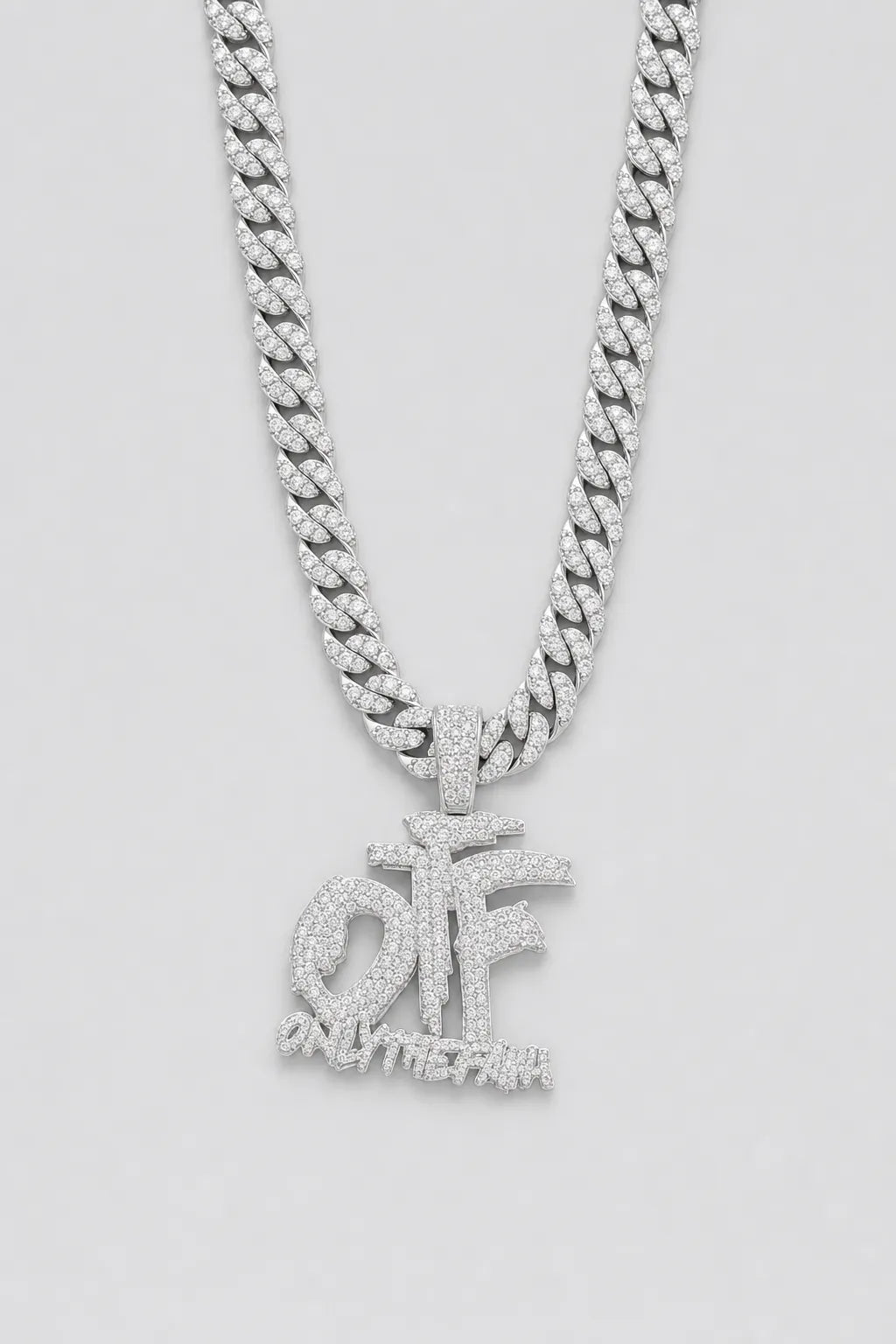 Chaine OTF — sur fond gris — couleur argentée