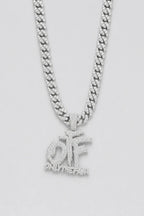 Chaine OTF — sur fond gris — couleur argentée