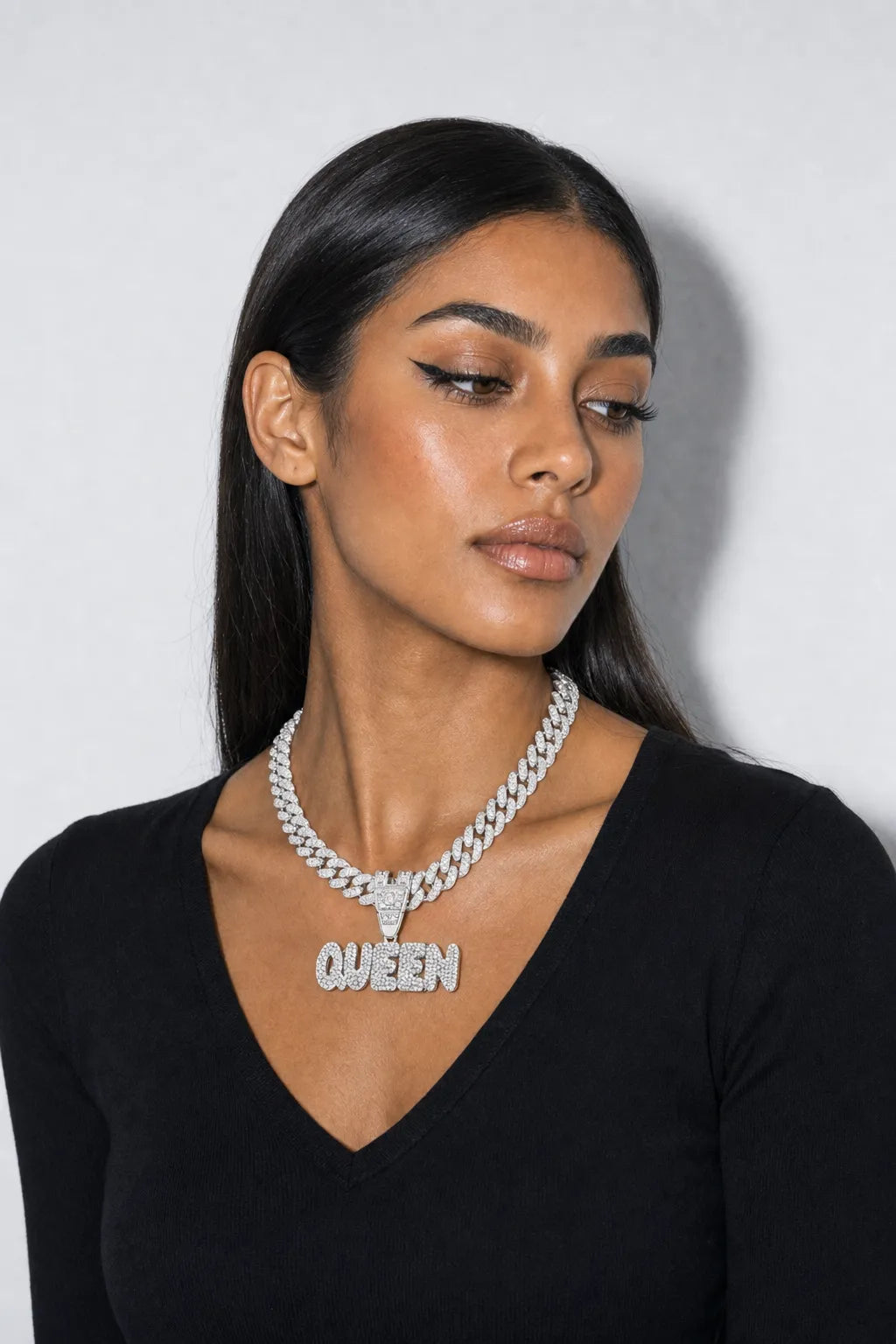 Chaine Queen — porté sur fond gris