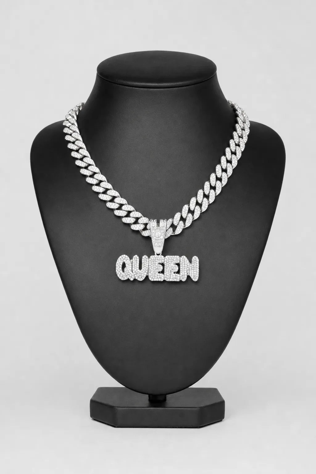 Chaine Queen — sur présentoir noir mat