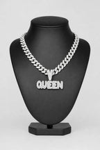 Chaine Queen — sur présentoir noir mat