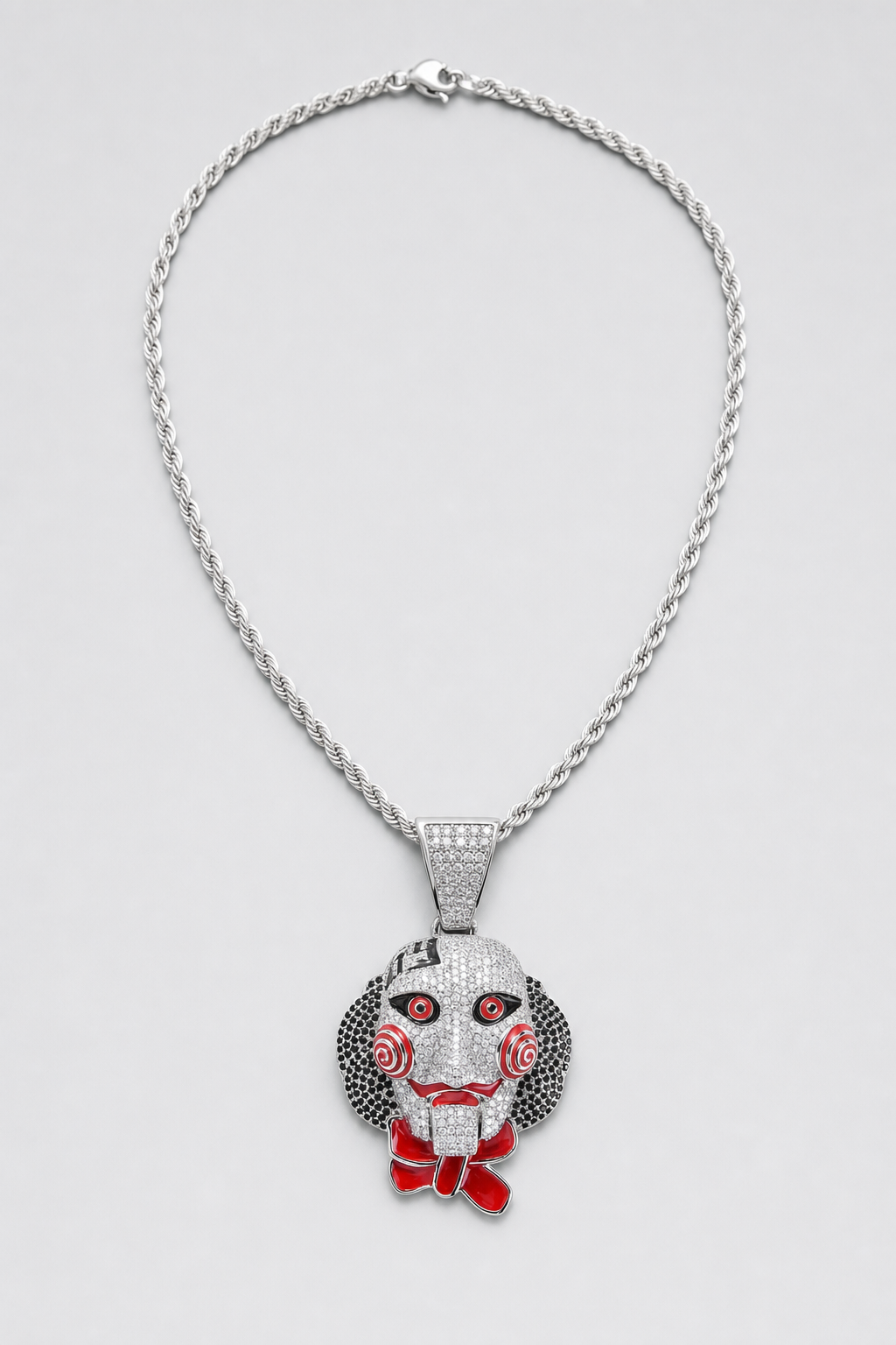 Chaine Saw — couleur argentée sur fond gris