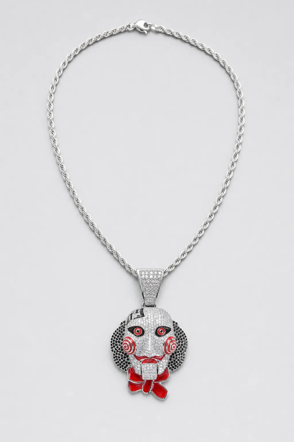 Chaine Saw — couleur argentée sur fond gris