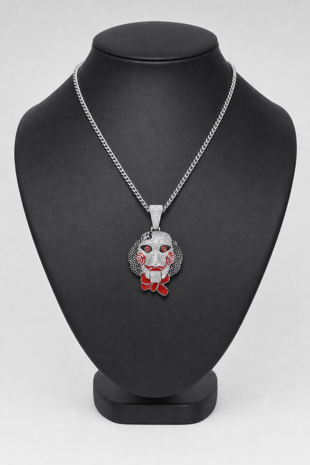 Chaine Saw — sur présentoir noir mat