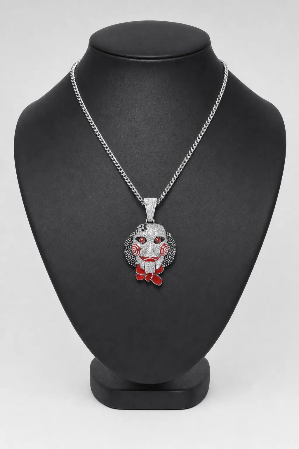 Chaine Saw — sur présentoir noir mat