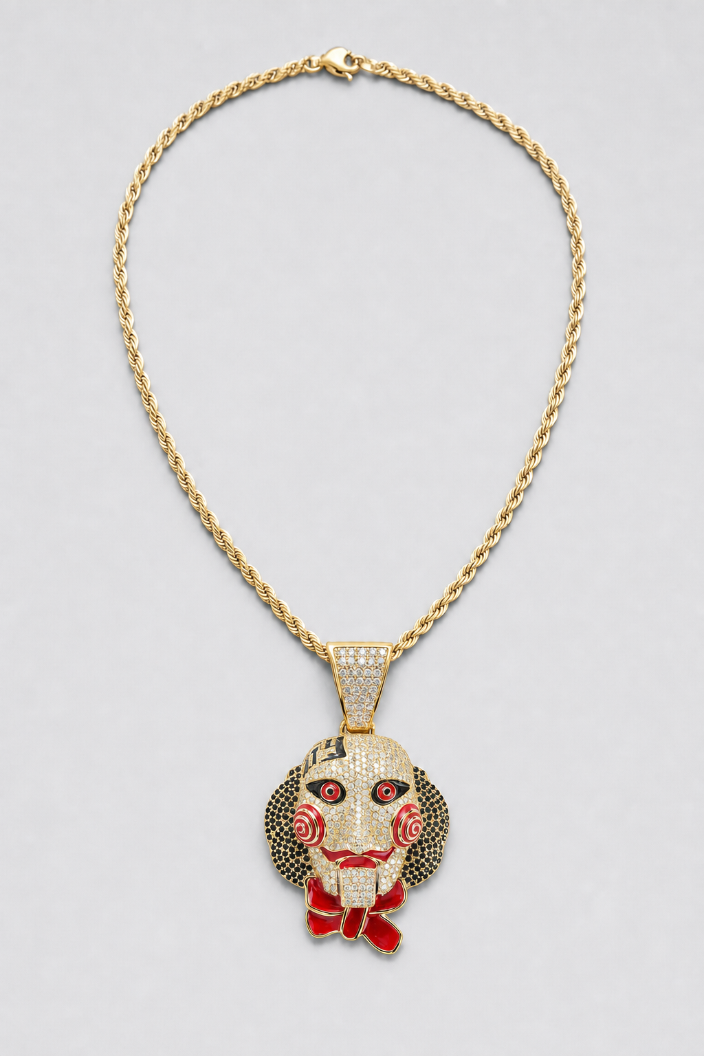 Chaine Saw — couleur dorée sur fond gris