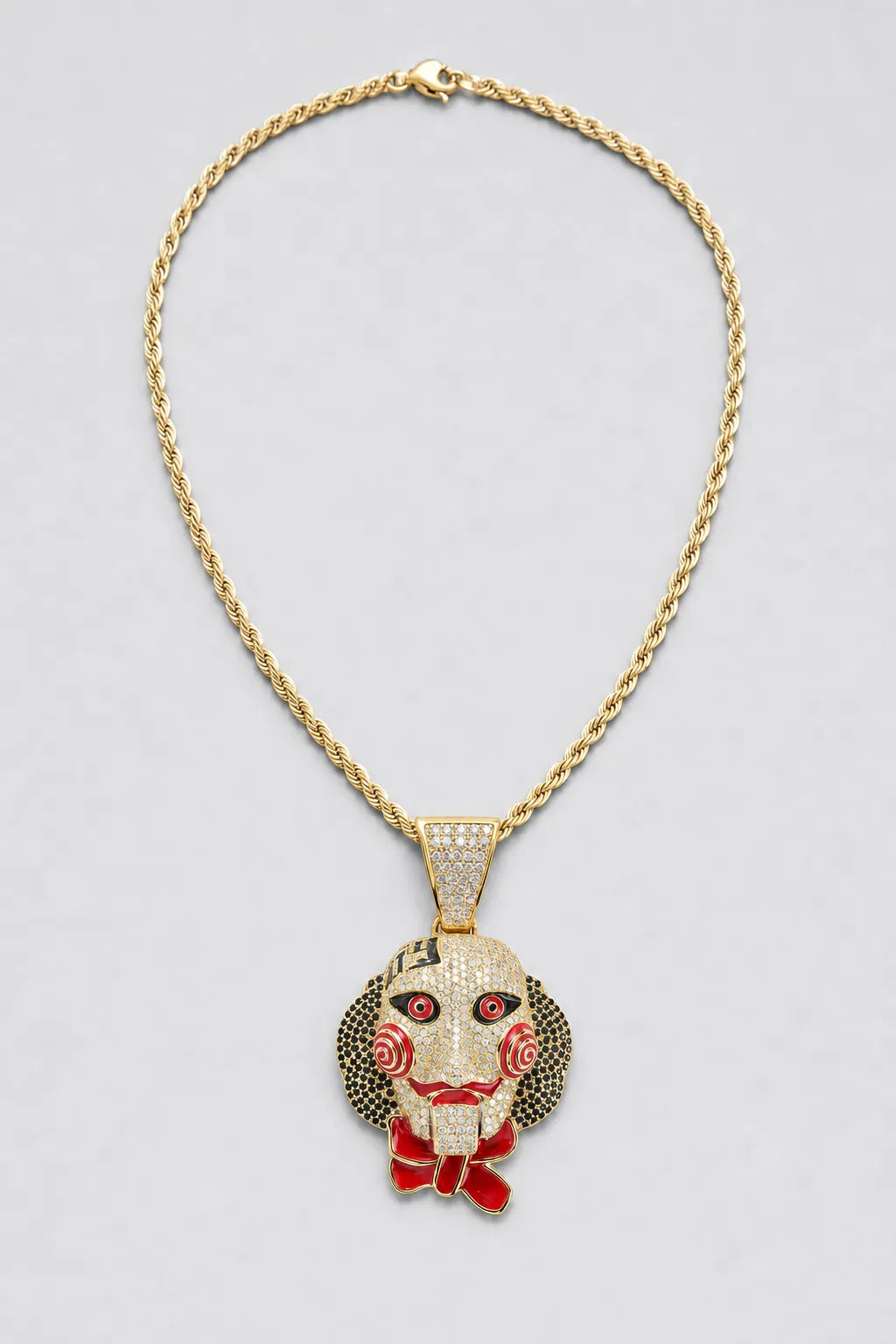 Chaine Saw — couleur dorée sur fond gris