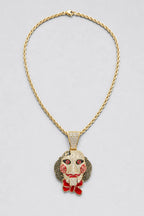 Chaine Saw — couleur dorée sur fond gris