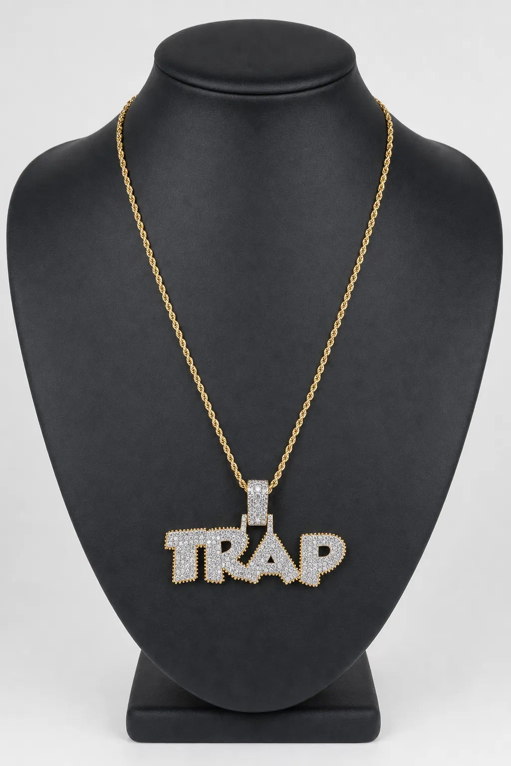 Chaine Trap — sur présentoir noir mat
