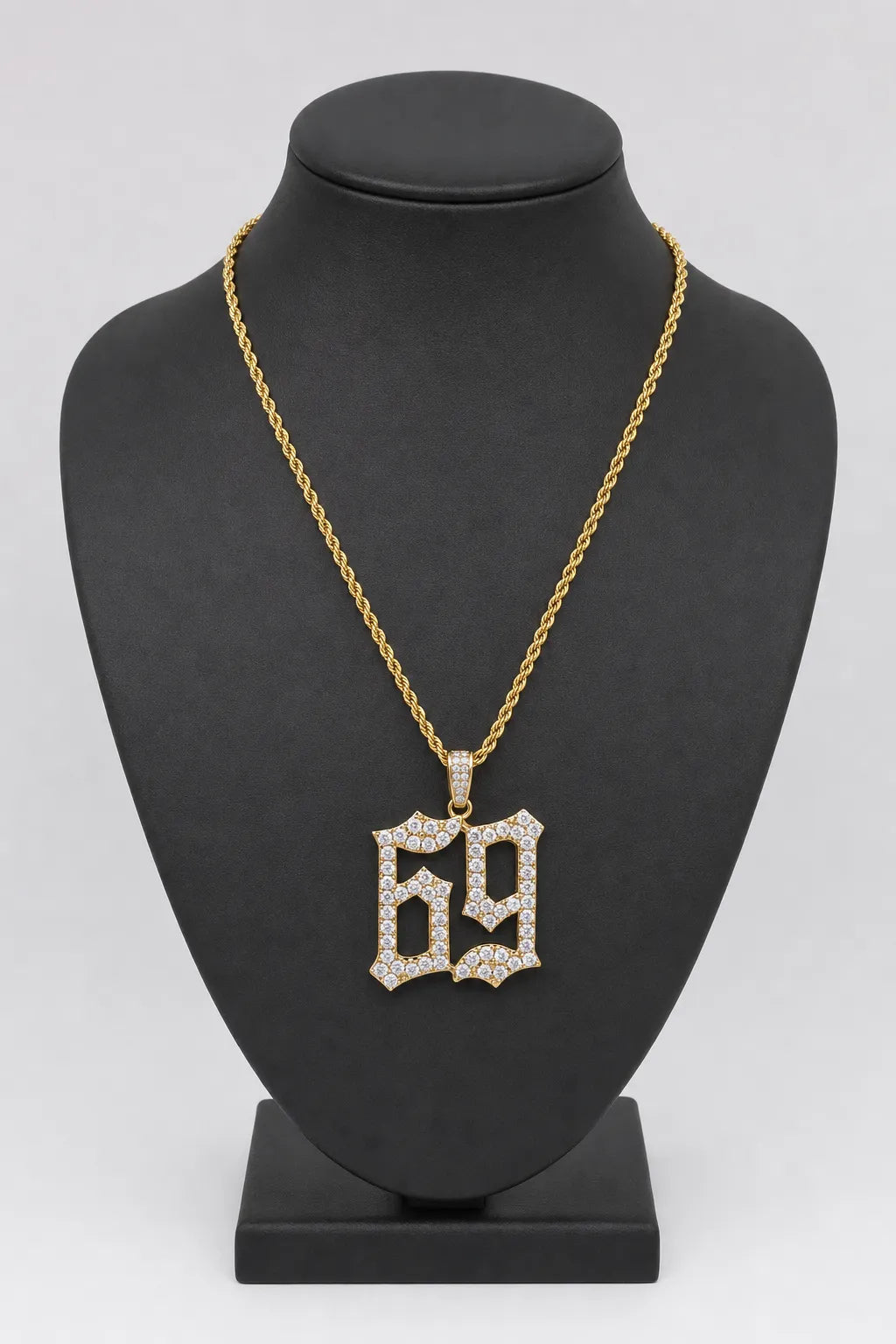 Collier 69 — sur présentoir noir mat
