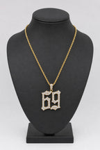 Collier 69 — sur présentoir noir mat