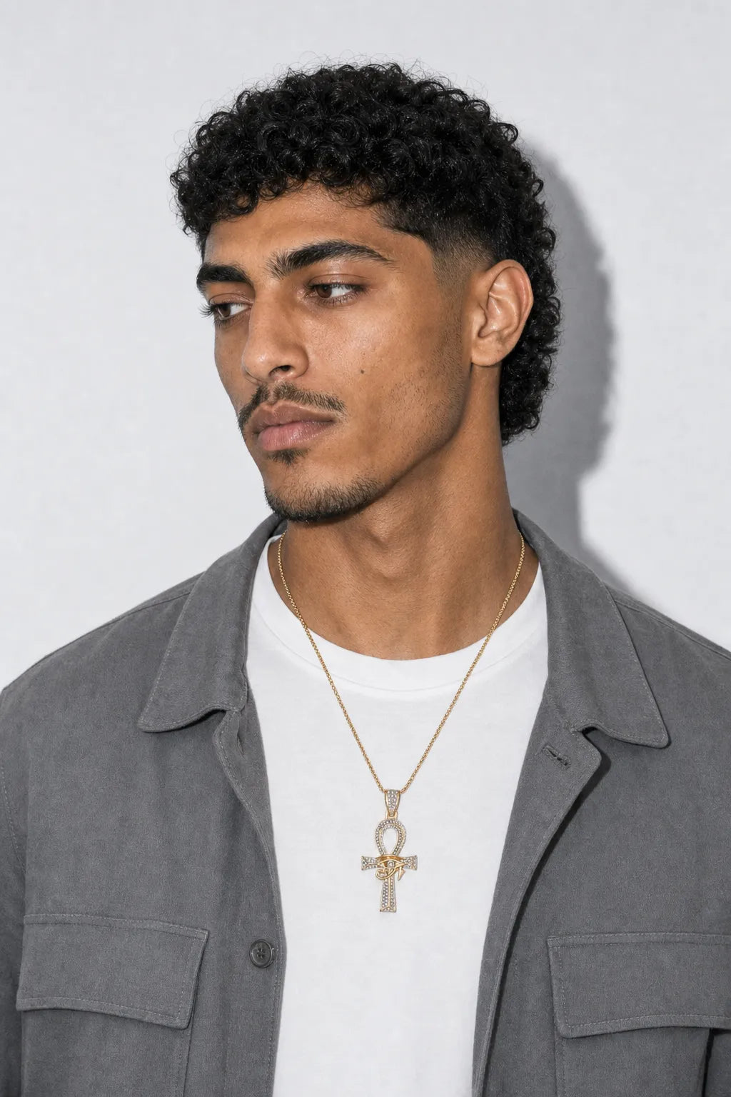 Collier croix ankh — porté sur fond gris