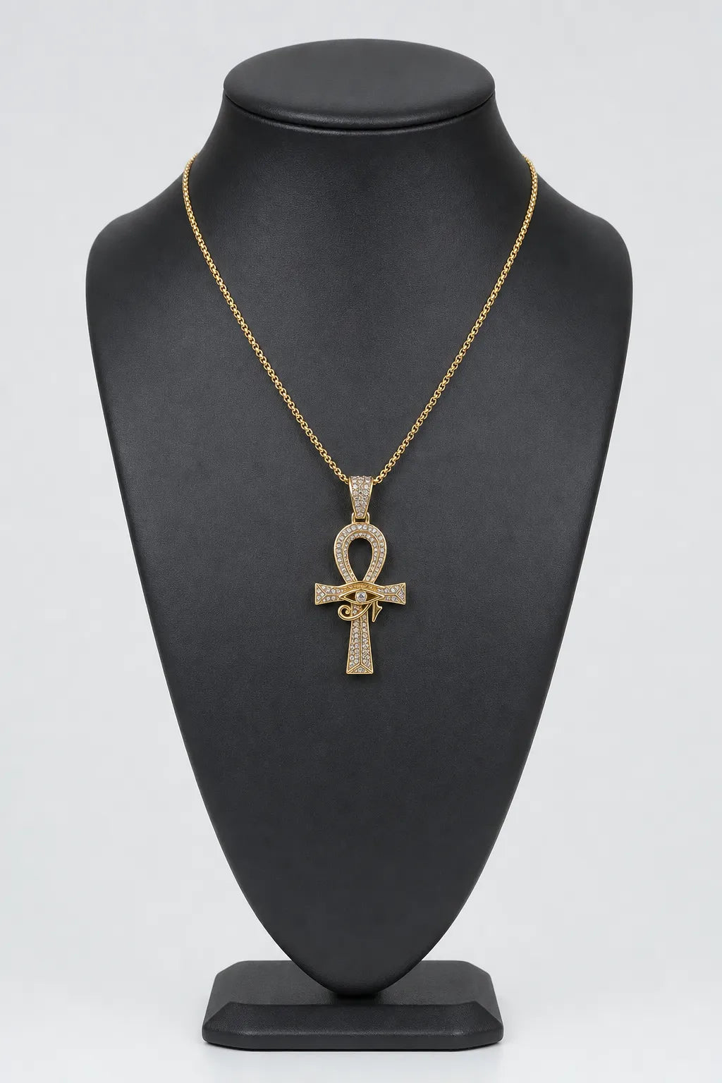 Collier croix ankh — sur présentoir noir mat