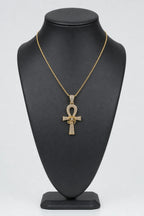 Collier croix ankh — sur présentoir noir mat