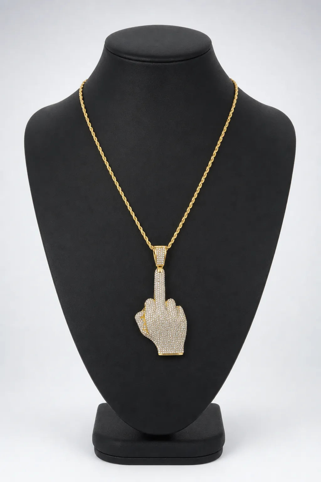 Collier doigt d'honneur — sur présentoir noir mat