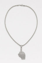 Collier doigt d'honneur — couleur Argent sur fond gris