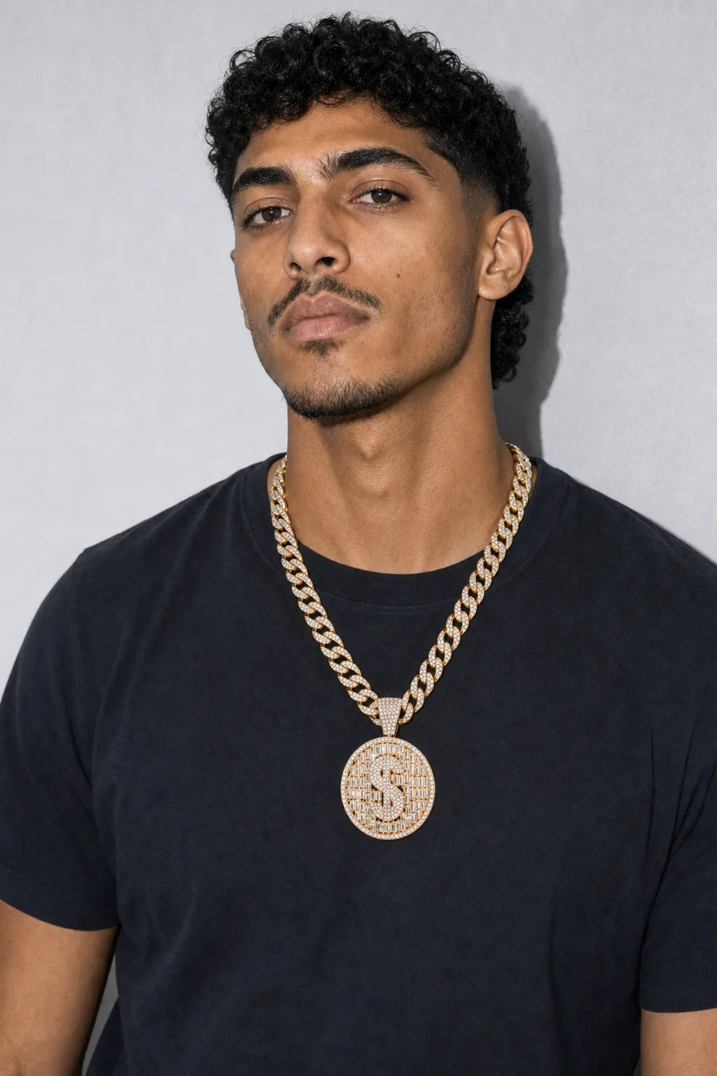 Collier Dollar bling bling — porté sur fond gris