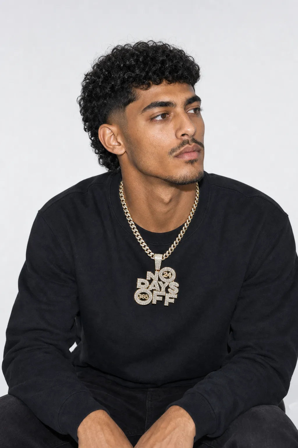 Collier drip — porté sur fond gris